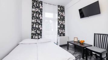 Een strijkplank/strijkijzer, wifi, beddengoed