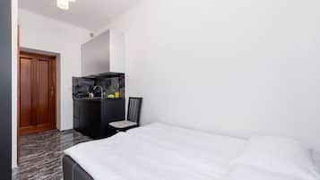 Tabla de planchar con plancha, wifi y ropa de cama