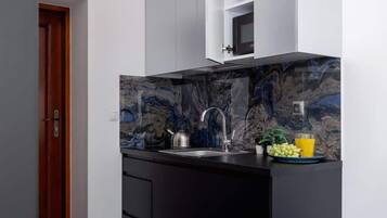 Een koelkast, een microgolfoven, een kookplaat