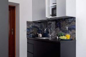 Refrigerador, microondas, parrilla de estufa y utensilios de cocina 