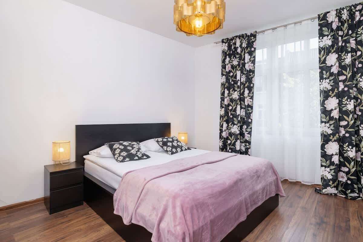 1 dormitorio, tabla de planchar con plancha, wifi y ropa de cama