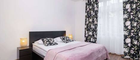 1 dormitorio, tabla de planchar con plancha, wifi y ropa de cama