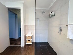 Douche, sèche-cheveux, serviettes fournies, shampoing