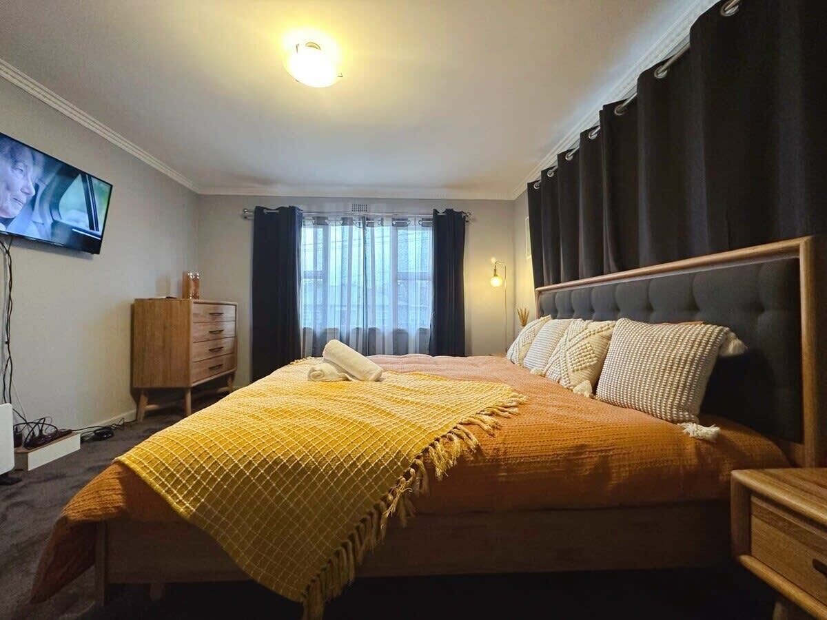 3 chambres, bureau, fer et planche à repasser, lit parapluie