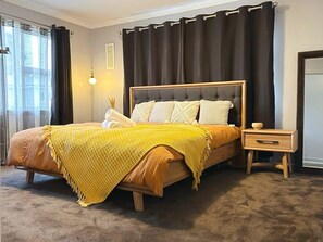 3 soverom, skrivebord, strykejern/-brett og reiseseng for barn