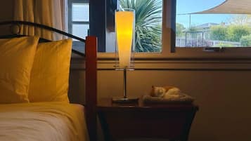 3 bedrooms, desk, iron/ironing board, travel crib