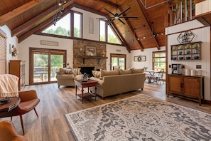 Smart TV, lareira, videogames, livros