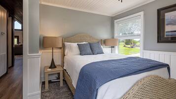 3 bedrooms, desk, iron/ironing board, travel cot