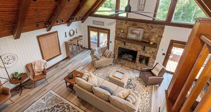 Country Chateau w/ Hot Tub Near Wine Trail