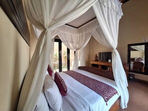 In-room safe, individually decorated, individually furnished, desk - Kartika Dahayu Villa (Sukawati)