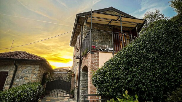 A stone building with a balcony, a gate, and a pathway leading to it. - Apartment Ca' Livio (Crespiano)