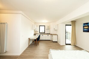 คอมฟอร์ทสตูดิโอ | ครัวส่วนตัว | ตู้เย็นขนาดใหญ่, ไมโครเวฟ, เครื่องครัว/จาน/ช้อนส้อม, อุปกรณ์ทำความสะอาด