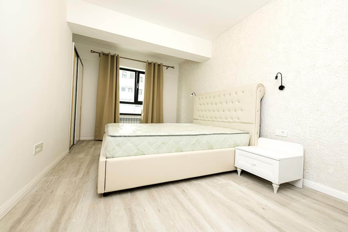 1 habitación, sistema de insonorización y tabla de planchar con plancha