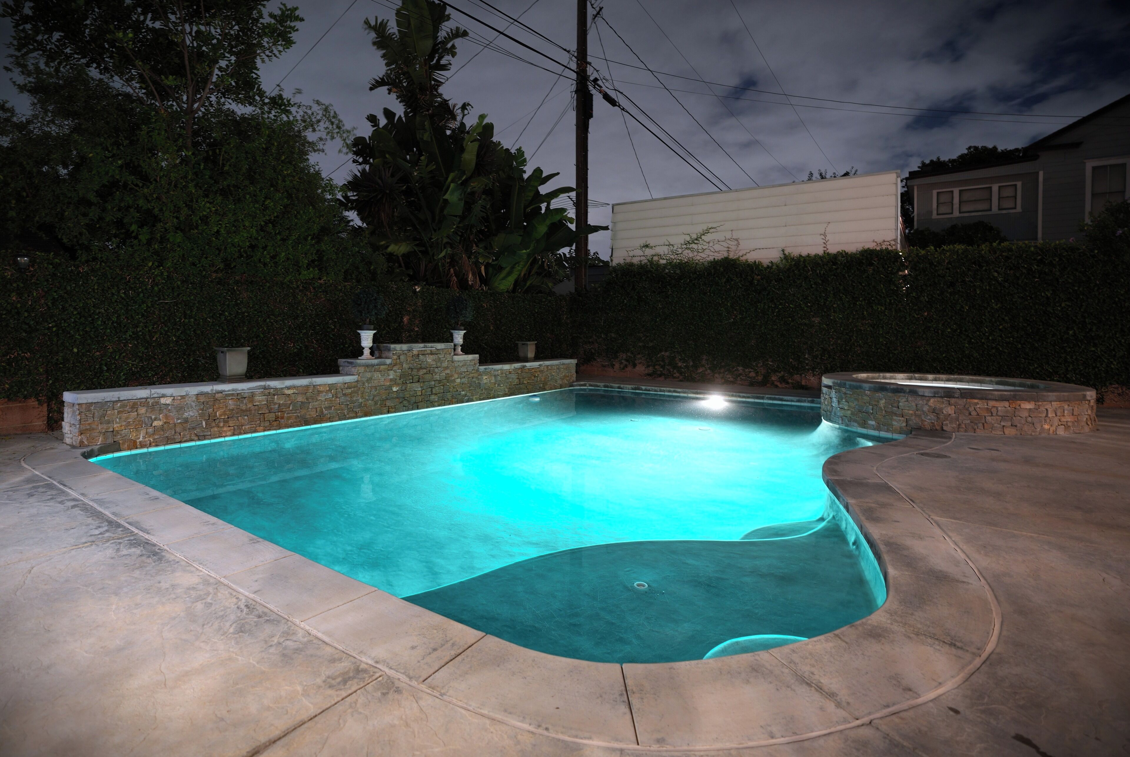 حمّام سباحة مُدفَّأ