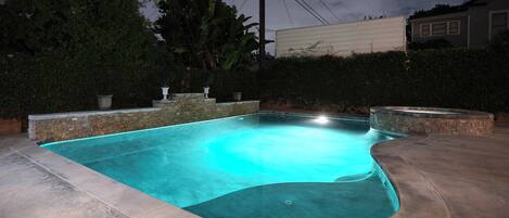 حمّام سباحة مُدفَّأ