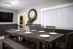 Dining - Designer Decorated Pool/Jac Home w/Casita (Santa Ana)