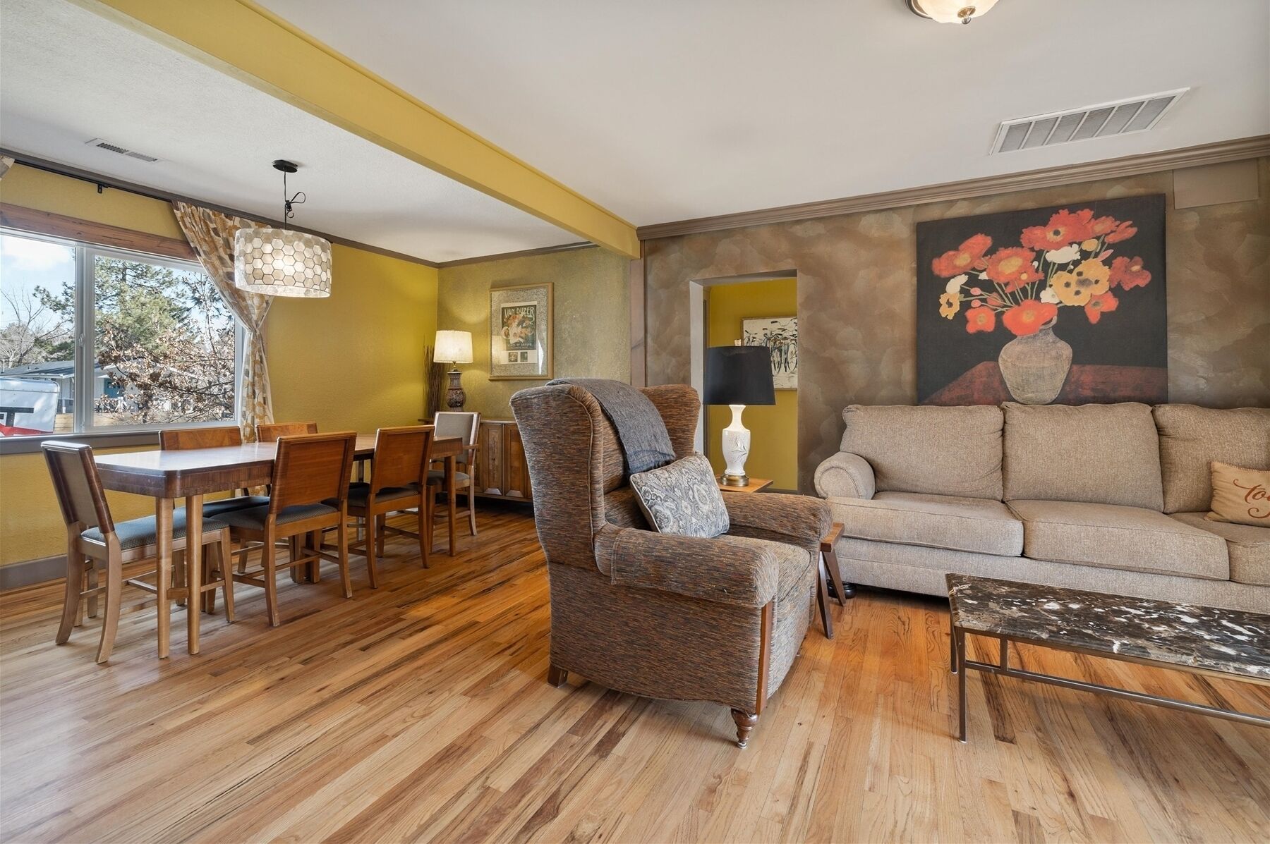 TV connectée, lecteur de DVD, livres