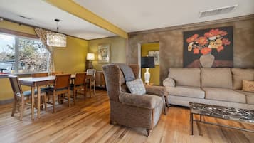 Smart-tv, dvd-spelare och böcker