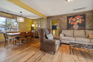 TV connectée, lecteur de DVD, livres