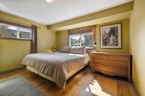 3 slaapkamers, een bureau, een strijkplank/strijkijzer, reisbedje