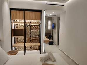 Deluxe Junior Suite | セーフティボックス (室内)、客室ごとに異なる装飾、客室ごとに異なるインテリア、遮光カーテン