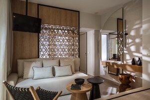 Deluxe Double Room with Sofa bed | Cofres nos quartos, individualmente decorados