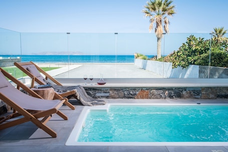 Luxe tweepersoonskamer, privézwembad, uitzicht op zee | Uitzicht vanuit de kamer. Niriides Palace