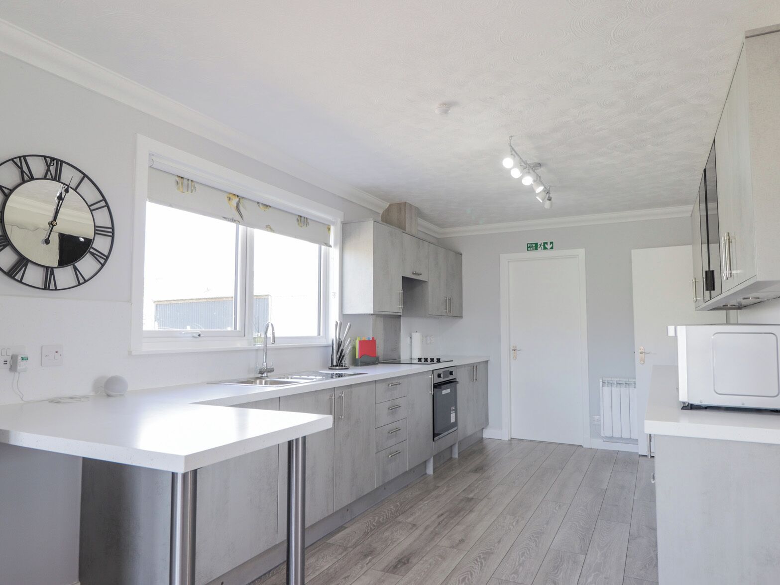 Lemari es, mesin pencuci piring, dan peralatan masak/sendok-piring