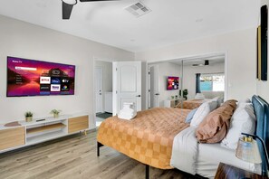 4 bedrooms, desk, iron/ironing board, travel cot - Elsa's Enchanting Escape 8 minutes to Disney & Convention Center (Anaheim)
