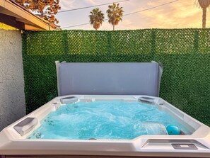 Outdoor spa tub - Elsa's Enchanting Escape 8 minutes to Disney & Convention Center (Anaheim)