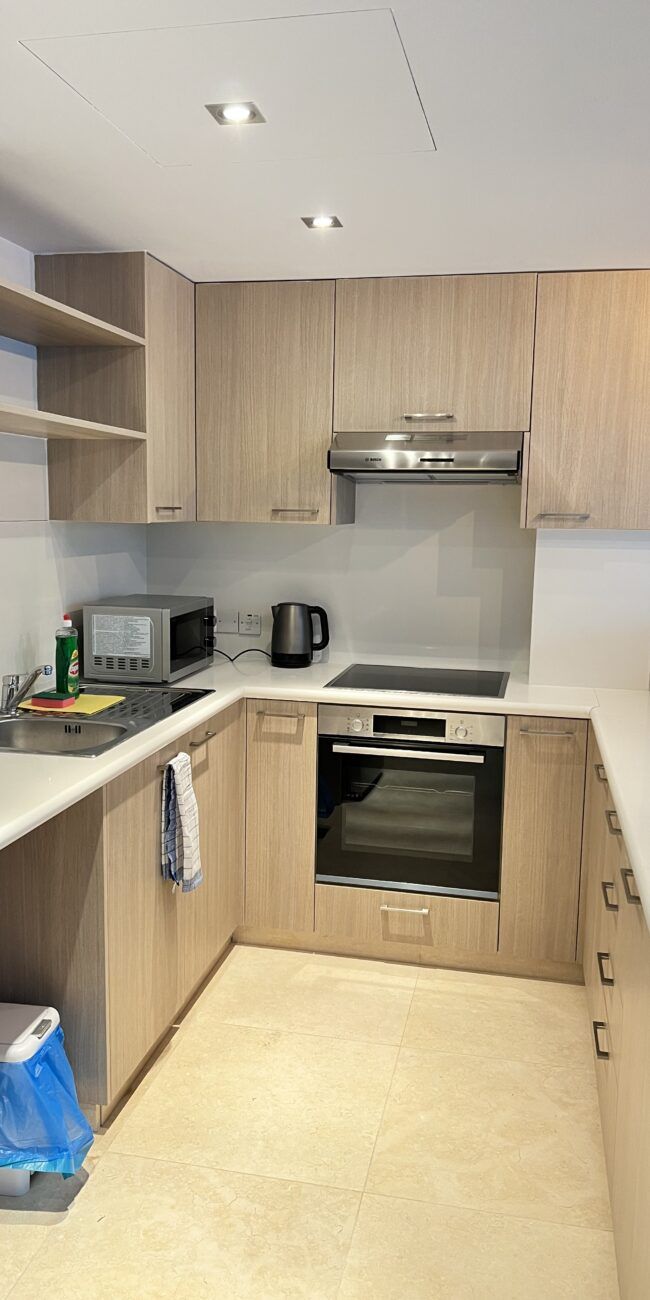 Cocina compacta con microondas, hervidor y horno.