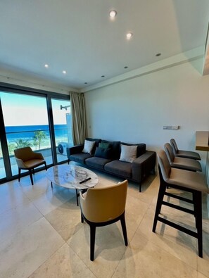 Luxury-Apartment, 3 Schlafzimmer, Balkon, Meerblick | Wohnbereich