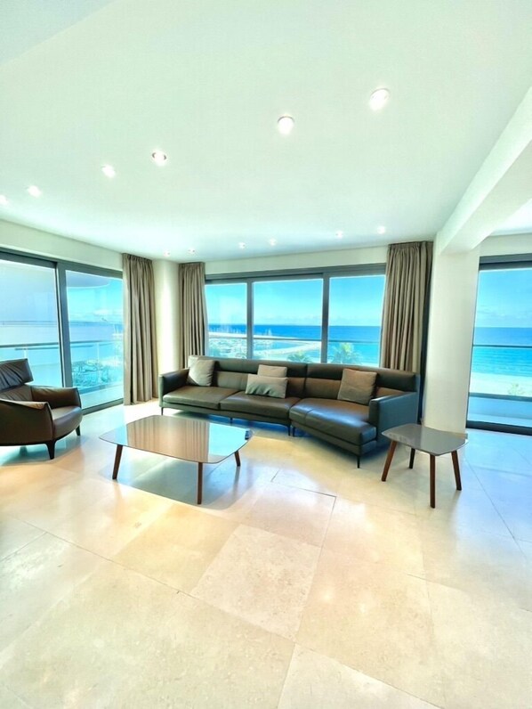 Luxury-Apartment, 2 Schlafzimmer, Balkon, Meerblick | Wohnbereich