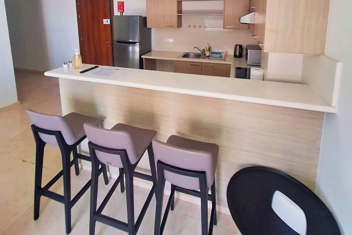 Private kitchen | Full-sized fridge, microwave, oven, stovetop