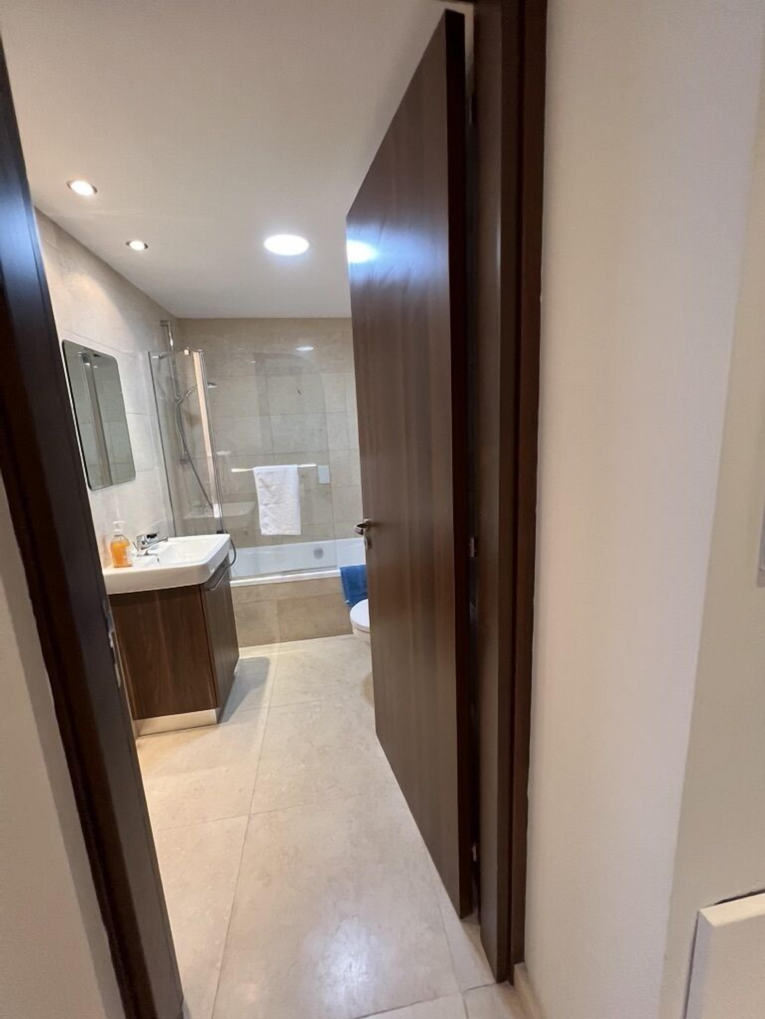 Une salle de bain moderne équipée d’une douche, de toilettes et d’un lavabo.