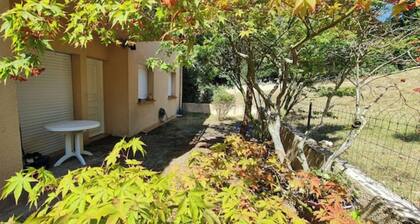 T2 55mÂČ tout confort avec jardin. Cuisine et Ă©quipements neufs. Wifi TV parking