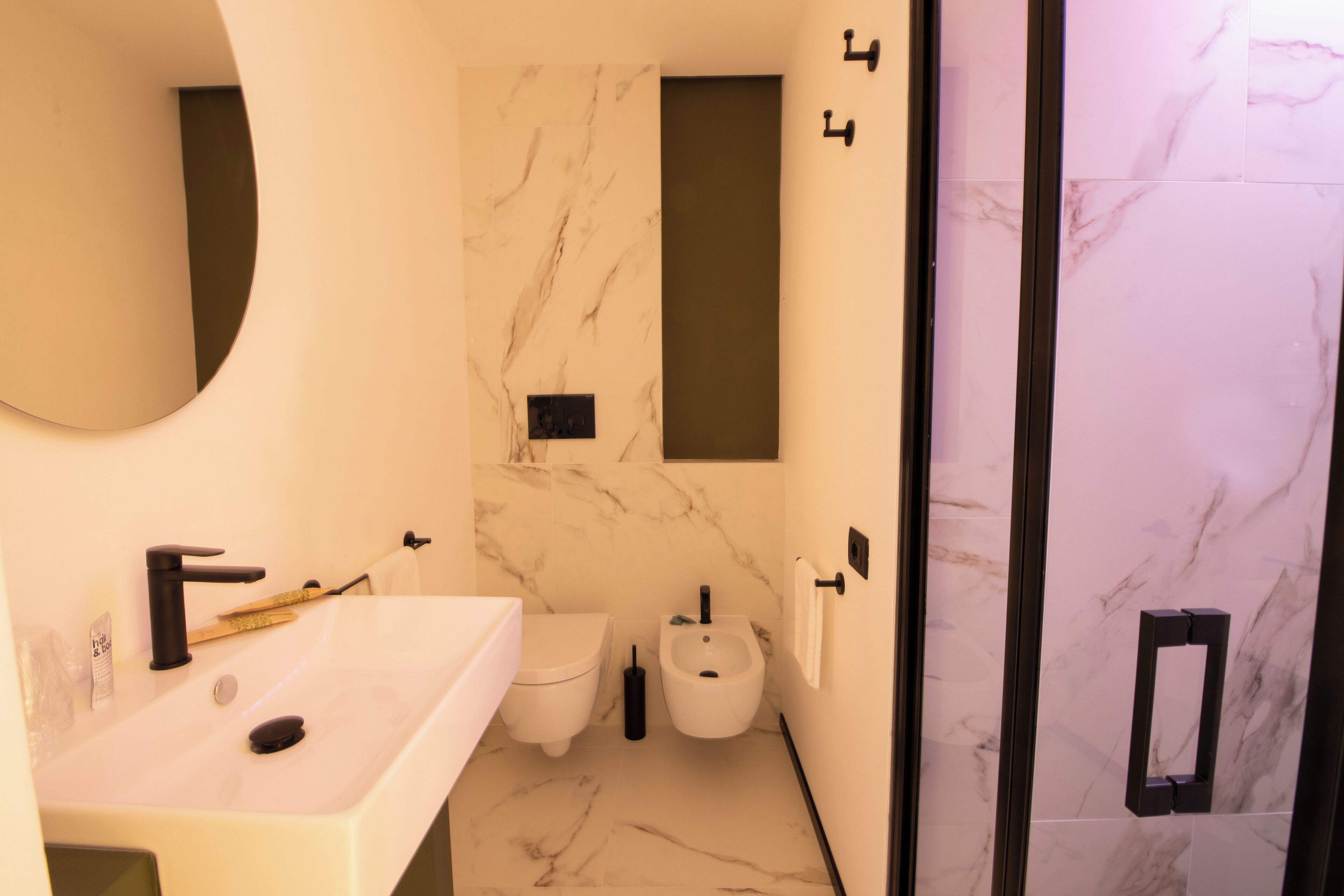 Douche, douche à « effet pluie », sèche-cheveux, bidet