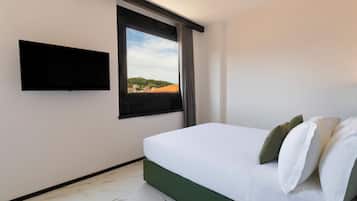 Superior-værelse | Pengeskab på værelset, skrivebord, mørklægningsgardiner, lydisolering