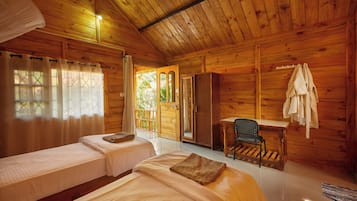 1 bedroom, memory-foam beds, desk, laptop workspace