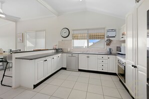 Micro-ondas, fogão, cooktop, lava-louças