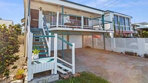 A two-story house with a balcony, a garage, and a driveway. - "Kitesurfer" - Scarborough Q 4020 (Scarborough)