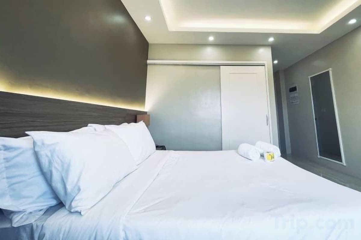 Rollaway beds (surcharge), WiFi (free), bed sheets
