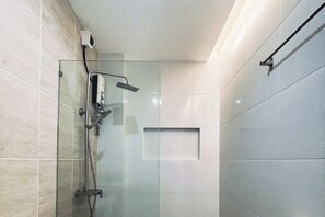 Suite Room | Bathroom | Shower, rainfall showerhead, towels, soap - Daraga Tourist Inn (Daraga)