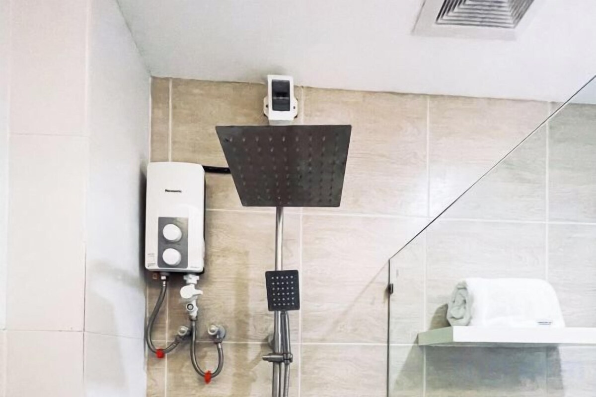 Bathroom | Shower, rainfall showerhead, towels, soap
