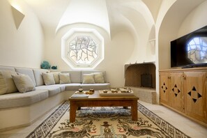 Televisión, chimenea y estéreo