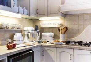 Frigorifero, microonde, forno, piano cottura