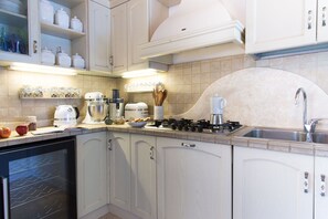 Frigorifero, microonde, forno, piano cottura