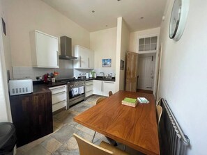 Fridge, microwave, oven, stovetop - Stunning West End Flat! (Glasgow)
