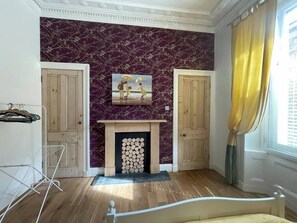 2 bedrooms, iron/ironing board, travel crib, WiFi - Stunning West End Flat! (Glasgow)