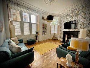 TV, fireplace